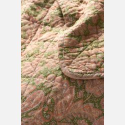 Quilt med gr�nt og rosa paisleym�nster