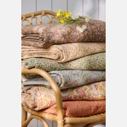 Quilt - St�vbl� med lyser�de, gr�nne og gr� blomster