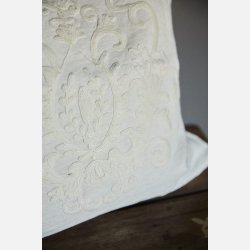 Pudebetr�k med broderi - White