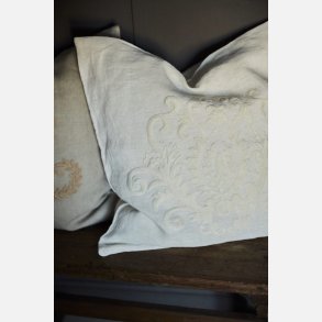 Pudebetr�k med broderi - White