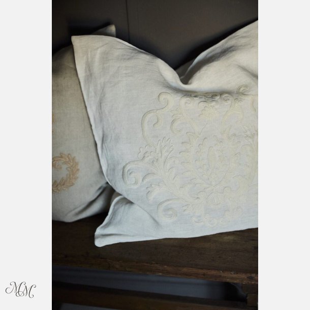 Pudebetr�k med broderi - White